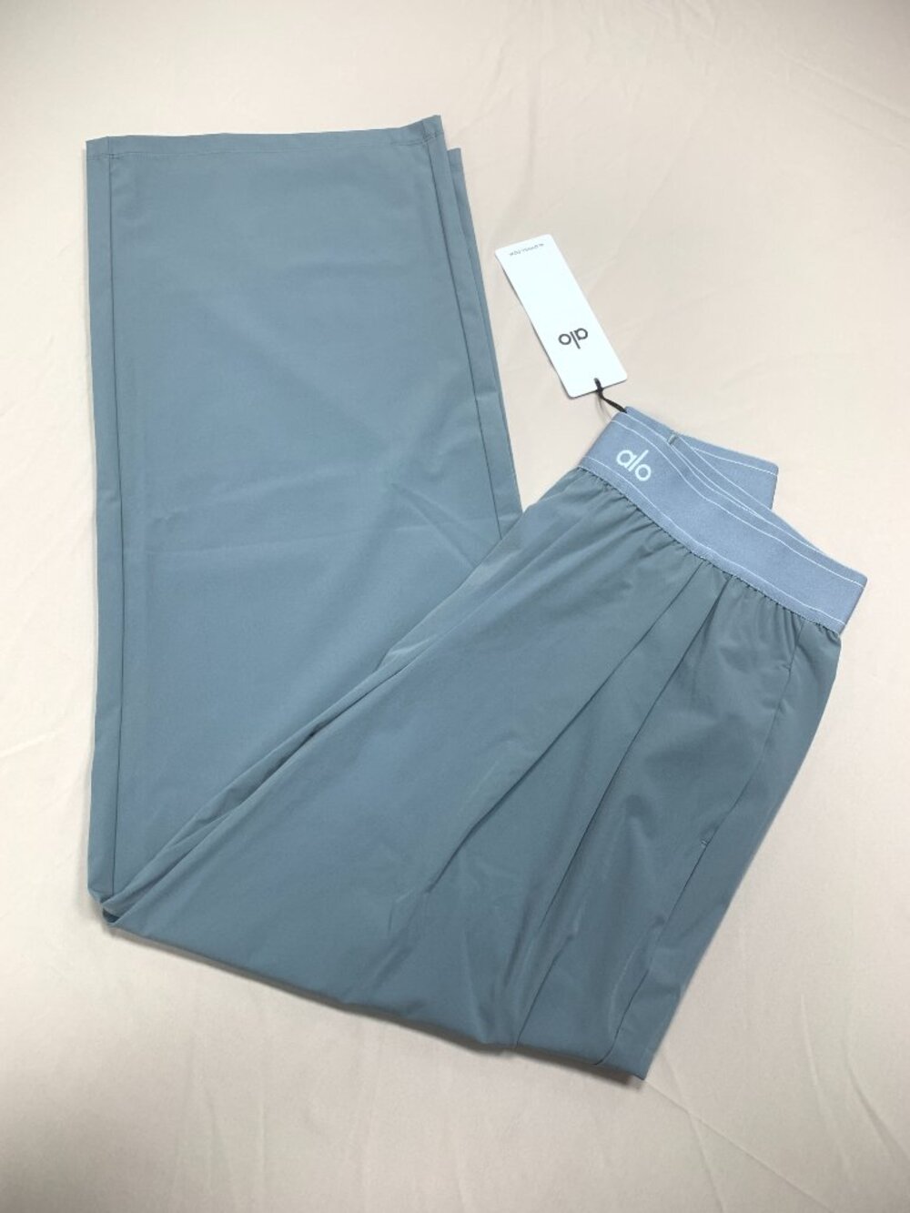 Brand new with tags Alo Yoga Suit Up Trouser Steel Grey regular straight-leg fit - Picture 3 of 9